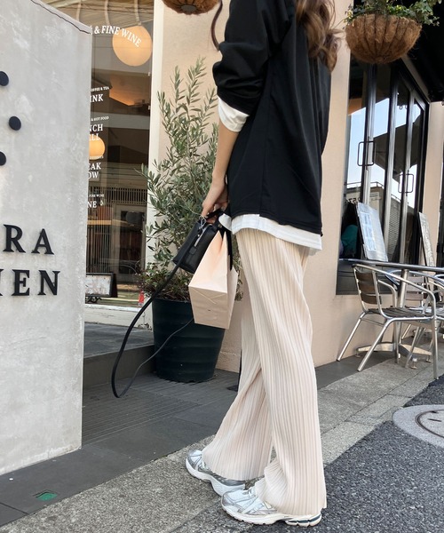 meJane（ミージェーン）の「セミフレアーカラープリーツパンツ（その他パンツ・レディース・モカ/マスタード/オフホワイト/セージグリーン/ブラック/グレイッシュベージュ/スモークピンク/チャコールアッシュ/ダークグリーン/ホワイト×ブラック/ブラック×ホワイト/テラコッタ・M/L）」の15枚目の写真