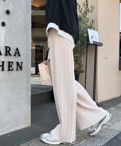 meJane（ミージェーン）の「セミフレアーカラープリーツパンツ（その他パンツ・レディース・モカ/マスタード/オフホワイト/セージグリーン/ブラック/グレイッシュベージュ/スモークピンク/チャコールアッシュ/ダークグリーン/ホワイト×ブラック/ブラック×ホワイト/テラコッタ・M/L）」の22枚目の写真