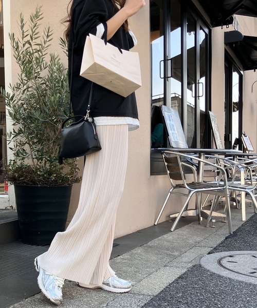 meJane（ミージェーン）の「セミフレアーカラープリーツパンツ（その他パンツ・レディース・モカ/マスタード/オフホワイト/セージグリーン/ブラック/グレイッシュベージュ/スモークピンク/チャコールアッシュ/ダークグリーン/ホワイト×ブラック/ブラック×ホワイト/テラコッタ・M/L）」の18枚目の写真