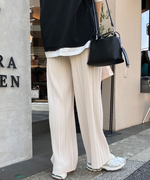 meJane（ミージェーン）の「セミフレアーカラープリーツパンツ（その他パンツ・レディース・モカ/マスタード/オフホワイト/セージグリーン/ブラック/グレイッシュベージュ/スモークピンク/チャコールアッシュ/ダークグリーン/ホワイト×ブラック/ブラック×ホワイト/テラコッタ・M/L）」の19枚目の写真