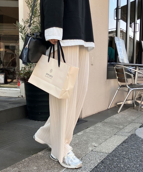 meJane（ミージェーン）の「セミフレアーカラープリーツパンツ（その他パンツ・レディース・モカ/マスタード/オフホワイト/セージグリーン/ブラック/グレイッシュベージュ/スモークピンク/チャコールアッシュ/ダークグリーン/ホワイト×ブラック/ブラック×ホワイト/テラコッタ・M/L）」の20枚目の写真