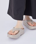 OOFOS(ウーフォス)の「シューズ(サンダル)」
