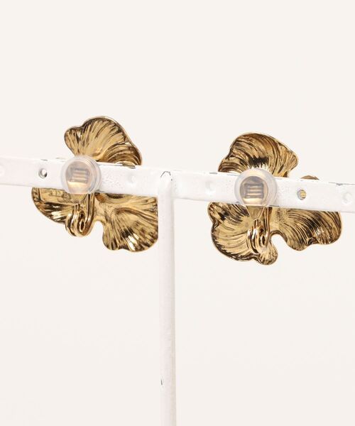 ADER（アデル）の「【復刻】 PETAL pearl earring（イヤリング・レディース・ゴールド・フリー）」の2枚目の写真