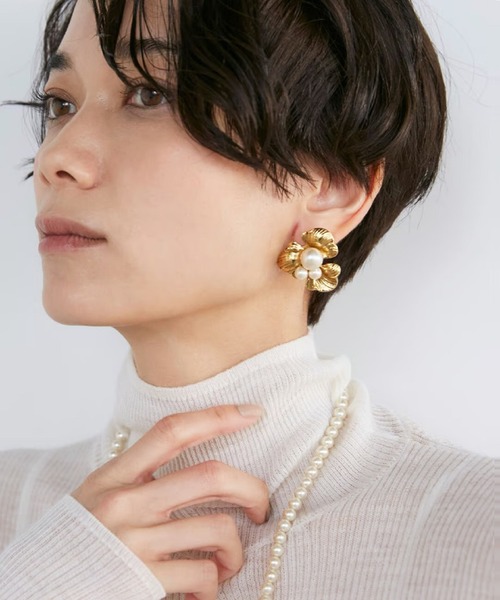 ADER（アデル）の「【復刻】 PETAL pearl earring（イヤリング・レディース・ゴールド・フリー）」の3枚目の写真