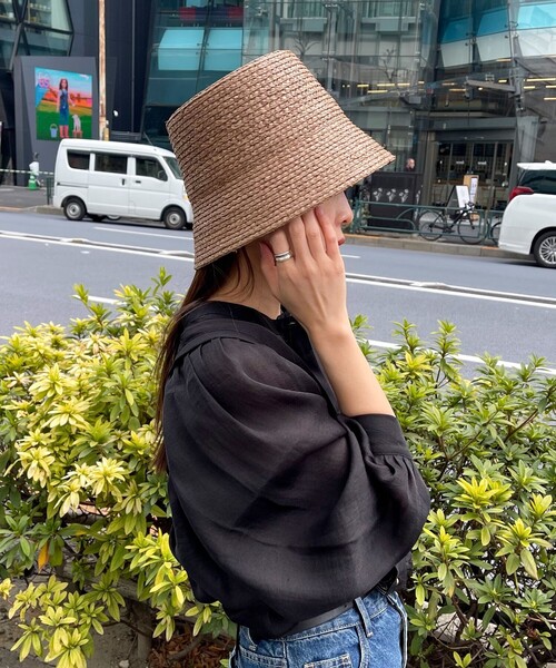 fredy emue(フレディエミュ)の「ラフィアバケットハット(ハット・レディース・ブラック/モカ・FREE)」の1枚目の写真