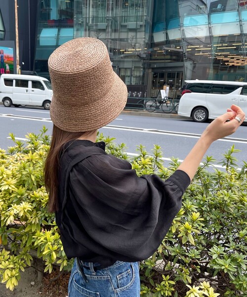 fredy emue(フレディエミュ)の「ラフィアバケットハット(ハット・レディース・ブラック/モカ・FREE)」の4枚目の写真