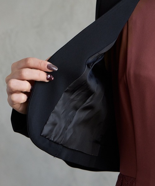 ノーカラーショート丈ジャケット（ノーカラージャケット）｜AIMER