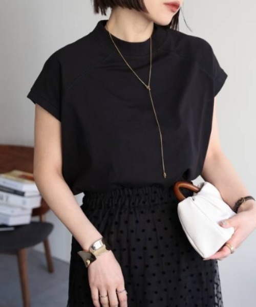 ap retro（アプレトロ）の「【USAコットン】高見え上質 / モックネックフレンチスリーブＴシャツ（Tシャツ/カットソー・レディース・ブラック/グレイッシュベージュ/チャコールグレー/ホワイト/ネイビー×ホワイト/ベージュ×ブラック・FREE/LARGE）」の2枚目の写真