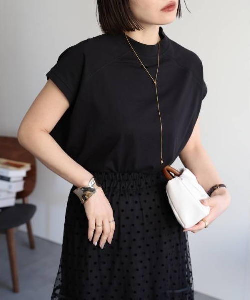 ap retro（アプレトロ）の「【USAコットン】高見え上質 / モックネックフレンチスリーブＴシャツ（Tシャツ/カットソー・レディース・ブラック/グレイッシュベージュ/チャコールグレー/ホワイト/ネイビー×ホワイト/ベージュ×ブラック・FREE/LARGE）」の13枚目の写真