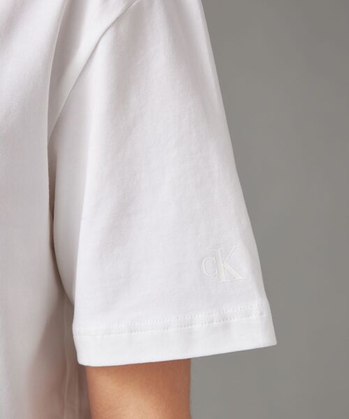 Calvin Klein(カルバン・クライン)の「インスティテュート エンボスド レギュラー Tシャツ(Tシャツ/カットソー・メンズ・ブラック/ホワイト・L/M/S/XL)」の8枚目の写真