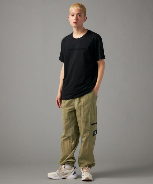 Calvin Klein(カルバン・クライン)の「インスティテュート エンボスド レギュラー Tシャツ(Tシャツ/カットソー・メンズ・ブラック/ホワイト・L/M/S/XL)」の4枚目の写真
