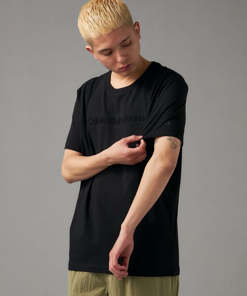 Calvin Klein(カルバン・クライン)の「インスティテュート エンボスド レギュラー Tシャツ(Tシャツ/カットソー・メンズ・ブラック/ホワイト・L/M/S/XL)」の3枚目の写真