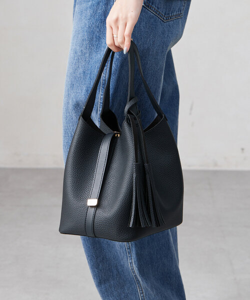 Chez toi(シェトワ)の「タッセル付バケツ型トートBAG(トートバッグ・レディース・アイボリー/ブラック/ブルー・FREE)」の2枚目の写真
