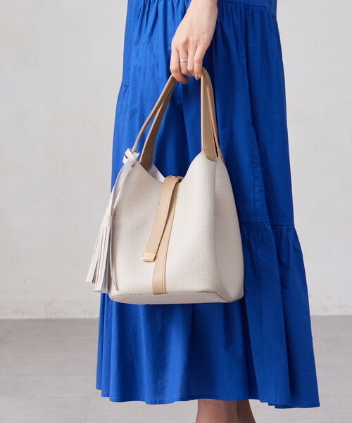 Chez toi(シェトワ)の「タッセル付バケツ型トートBAG(トートバッグ・レディース・アイボリー/ブラック/ブルー・FREE)」の5枚目の写真