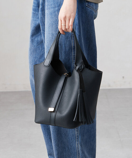 Chez toi(シェトワ)の「タッセル付バケツ型トートBAG(トートバッグ・レディース・アイボリー/ブラック/ブルー・FREE)」の10枚目の写真