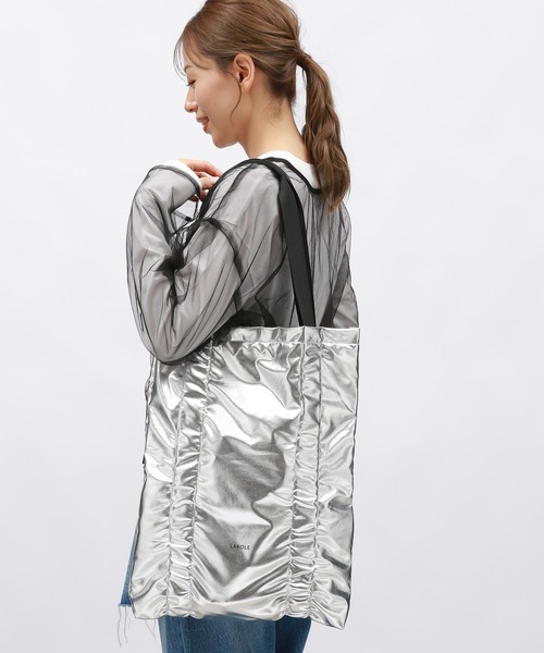 LAKOLE（ラコレ）の「メタリックギャザートートバッグ / 147016（トートバッグ・レディース・ネイビー/シルバー/ブラック・FREE）」の15枚目の写真