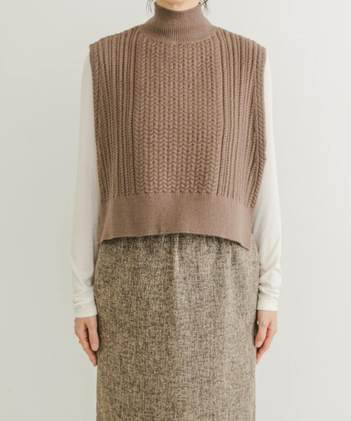 ITEMS URBANRESEARCH（アイテムズ アーバンリサーチ）の「ケーブルニットベスト（ベスト・レディース・グレー/モカ/ネイビー・FREE）」の17枚目の写真