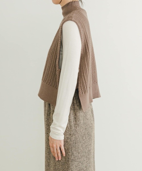 ITEMS URBANRESEARCH（アイテムズ アーバンリサーチ）の「ケーブルニットベスト（ベスト・レディース・グレー/モカ/ネイビー・FREE）」の18枚目の写真