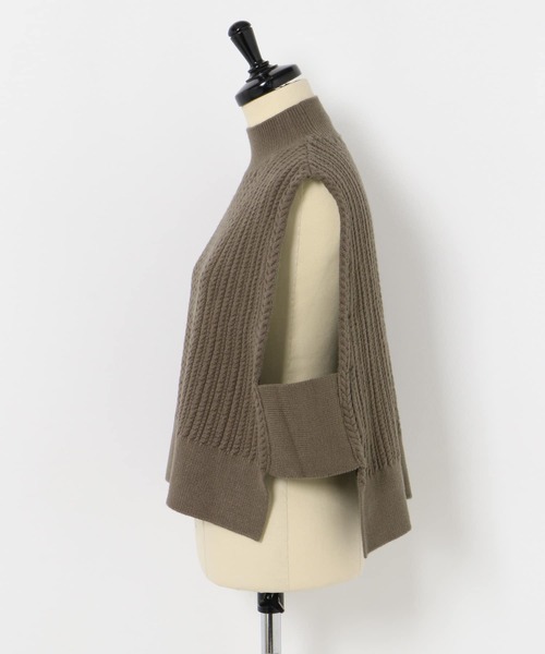 ITEMS URBANRESEARCH（アイテムズ アーバンリサーチ）の「ケーブルニットベスト（ベスト・レディース・グレー/モカ/ネイビー・FREE）」の11枚目の写真