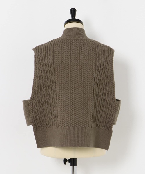 ITEMS URBANRESEARCH（アイテムズ アーバンリサーチ）の「ケーブルニットベスト（ベスト・レディース・グレー/モカ/ネイビー・FREE）」の12枚目の写真
