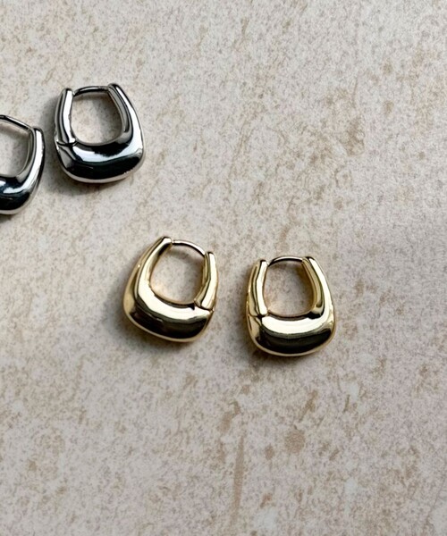 fredy emue(フレディエミュ)の「ぽってりU字ワンタッチピアス(ピアス(両耳用)・レディース・シルバー/ゴールド・FREE)」の2枚目の写真