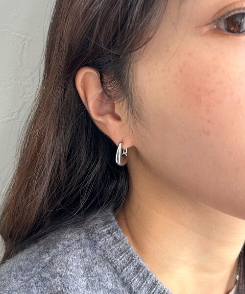 fredy emue(フレディエミュ)の「ぽってりU字ワンタッチピアス(ピアス(両耳用)・レディース・シルバー/ゴールド・FREE)」の3枚目の写真