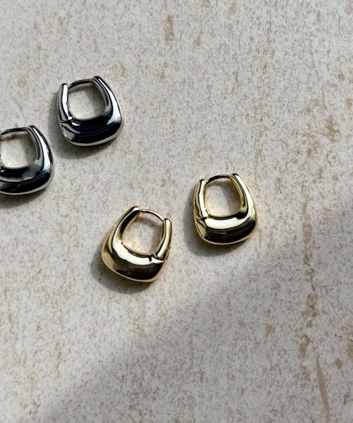 fredy emue(フレディエミュ)の「ぽってりU字ワンタッチピアス(ピアス(両耳用)・レディース・シルバー/ゴールド・FREE)」の5枚目の写真