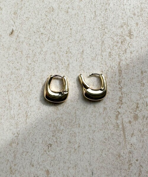 fredy emue(フレディエミュ)の「ぽってりU字ワンタッチピアス(ピアス(両耳用)・レディース・シルバー/ゴールド・FREE)」の6枚目の写真