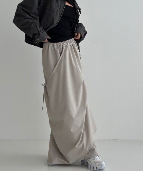 ROOPTOKYO(ループトウキョウ)の「Tucked Design Side Ribbon Gather Long Skirt / タックデザイン サイドリボンギャザー ロングスカート(スカート・レディース・グレー/ブラック/チャコールグレー/ベージュ・FREE)」の4枚目の写真