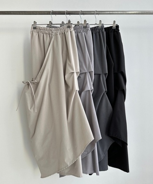 ROOPTOKYO(ループトウキョウ)の「Tucked Design Side Ribbon Gather Long Skirt / タックデザイン サイドリボンギャザー ロングスカート(スカート・レディース・グレー/ブラック/チャコールグレー/ベージュ・FREE)」の6枚目の写真