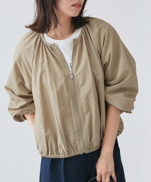 Pierrot（ピエロ）の「撥水・UVカットノーカラーギャザーブルゾン（ブルゾン・レディース・アイボリー/ベージュ/ネイビー/グレー系その他・L/M）」の5枚目の写真