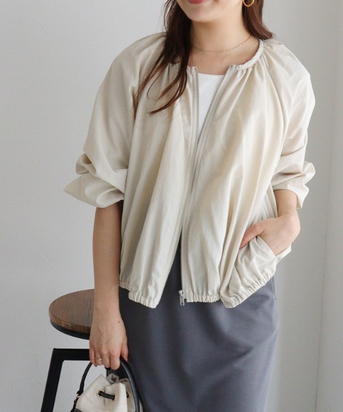 Pierrot（ピエロ）の「撥水・UVカットノーカラーギャザーブルゾン（ブルゾン・レディース・アイボリー/ベージュ/ネイビー/グレー系その他・L/M）」の6枚目の写真