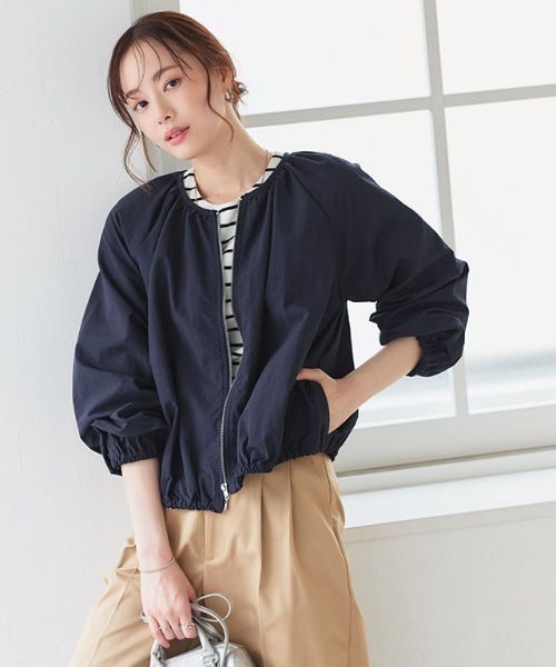 Pierrot（ピエロ）の「撥水・UVカットノーカラーギャザーブルゾン（ブルゾン・レディース・アイボリー/ベージュ/ネイビー/グレー系その他・L/M）」の7枚目の写真