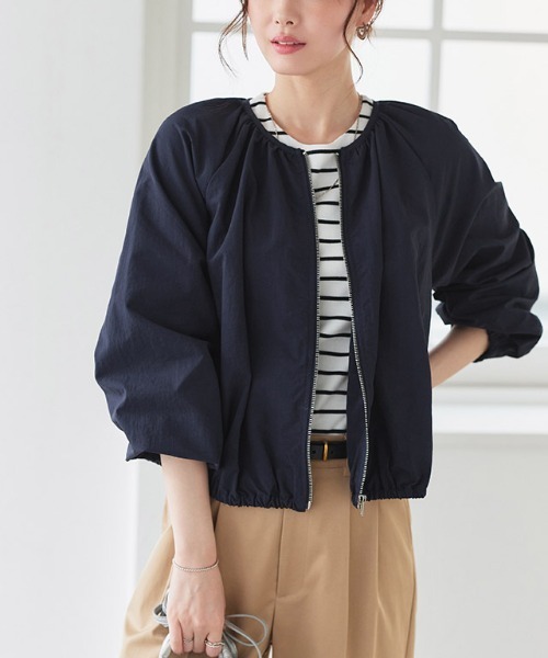 Pierrot（ピエロ）の「撥水・UVカットノーカラーギャザーブルゾン（ブルゾン・レディース・アイボリー/ベージュ/ネイビー/グレー系その他・L/M）」の8枚目の写真