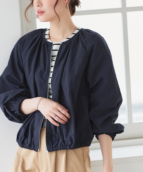 Pierrot（ピエロ）の「撥水・UVカットノーカラーギャザーブルゾン（ブルゾン・レディース・アイボリー/ベージュ/ネイビー/グレー系その他・L/M）」の9枚目の写真