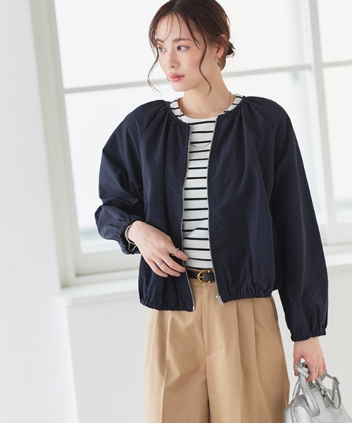 Pierrot（ピエロ）の「撥水・UVカットノーカラーギャザーブルゾン（ブルゾン・レディース・アイボリー/ベージュ/ネイビー/グレー系その他・L/M）」の10枚目の写真