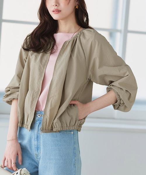 Pierrot（ピエロ）の「撥水・UVカットノーカラーギャザーブルゾン（ブルゾン・レディース・アイボリー/ベージュ/ネイビー/グレー系その他・L/M）」の18枚目の写真