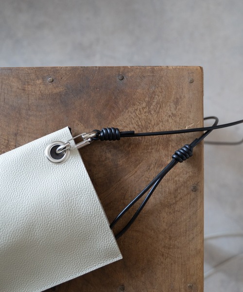 Senti(センティ)の「SHRINK LEATHER MINI SHOULDER BAG シュリンクレザーミニショルダーバッグ(ショルダーバッグ・メンズ・ブラック/ブラック系その他/アイボリー・FREE)」の1枚目の写真