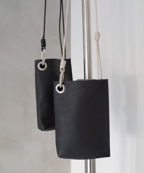 Senti(センティ)の「SHRINK LEATHER MINI SHOULDER BAG シュリンクレザーミニショルダーバッグ(ショルダーバッグ・メンズ・ブラック/ブラック系その他/アイボリー・FREE)」の3枚目の写真