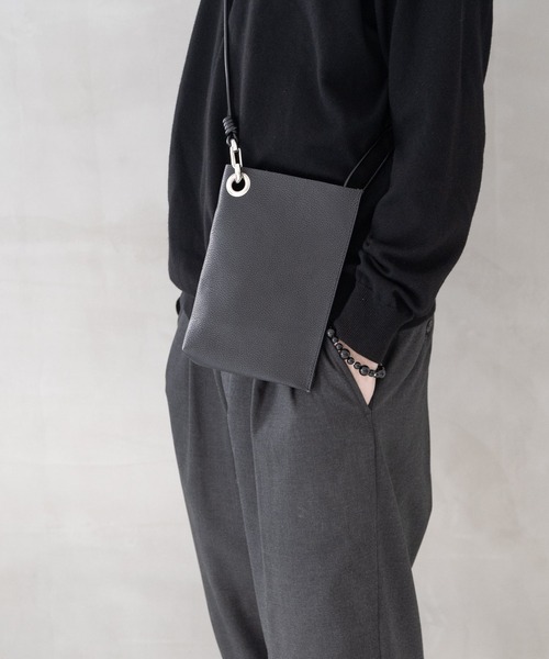 Senti(センティ)の「SHRINK LEATHER MINI SHOULDER BAG シュリンクレザーミニショルダーバッグ(ショルダーバッグ・メンズ・ブラック/ブラック系その他/アイボリー・FREE)」の2枚目の写真