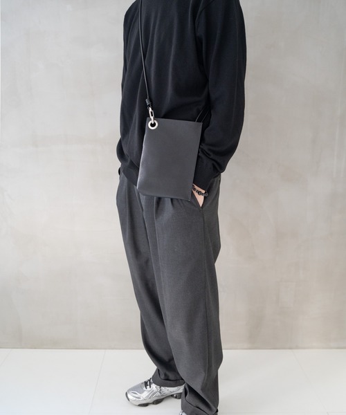 Senti(センティ)の「SHRINK LEATHER MINI SHOULDER BAG シュリンクレザーミニショルダーバッグ(ショルダーバッグ・メンズ・ブラック/ブラック系その他/アイボリー・FREE)」の10枚目の写真