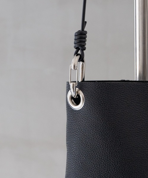 Senti(センティ)の「SHRINK LEATHER MINI SHOULDER BAG シュリンクレザーミニショルダーバッグ(ショルダーバッグ・メンズ・ブラック/ブラック系その他/アイボリー・FREE)」の6枚目の写真