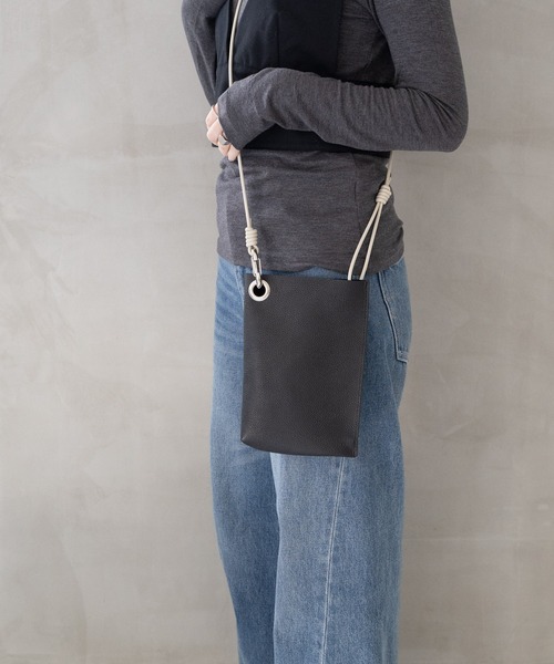 Senti(センティ)の「SHRINK LEATHER MINI SHOULDER BAG シュリンクレザーミニショルダーバッグ(ショルダーバッグ・メンズ・ブラック/ブラック系その他/アイボリー・FREE)」の15枚目の写真