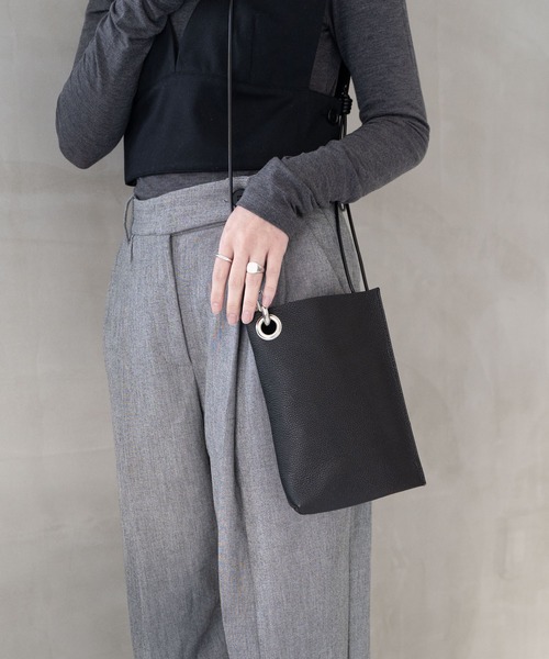 Senti(センティ)の「SHRINK LEATHER MINI SHOULDER BAG シュリンクレザーミニショルダーバッグ(ショルダーバッグ・メンズ・ブラック/ブラック系その他/アイボリー・FREE)」の9枚目の写真