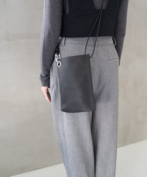 Senti(センティ)の「SHRINK LEATHER MINI SHOULDER BAG シュリンクレザーミニショルダーバッグ(ショルダーバッグ・メンズ・ブラック/ブラック系その他/アイボリー・FREE)」の8枚目の写真