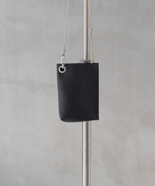 Senti(センティ)の「SHRINK LEATHER MINI SHOULDER BAG シュリンクレザーミニショルダーバッグ(ショルダーバッグ・メンズ・ブラック/ブラック系その他/アイボリー・FREE)」の16枚目の写真