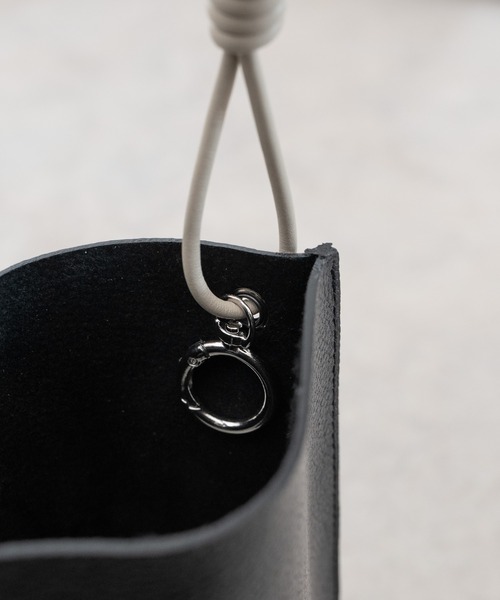 Senti(センティ)の「SHRINK LEATHER MINI SHOULDER BAG シュリンクレザーミニショルダーバッグ(ショルダーバッグ・メンズ・ブラック/ブラック系その他/アイボリー・FREE)」の19枚目の写真