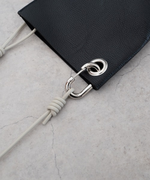 Senti(センティ)の「SHRINK LEATHER MINI SHOULDER BAG シュリンクレザーミニショルダーバッグ(ショルダーバッグ・メンズ・ブラック/ブラック系その他/アイボリー・FREE)」の18枚目の写真
