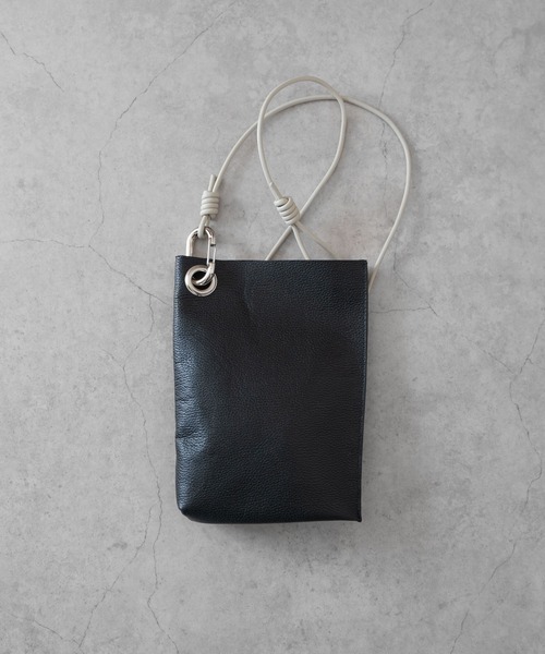 Senti(センティ)の「SHRINK LEATHER MINI SHOULDER BAG シュリンクレザーミニショルダーバッグ(ショルダーバッグ・メンズ・ブラック/ブラック系その他/アイボリー・FREE)」の17枚目の写真