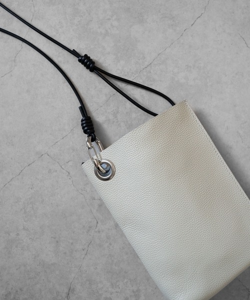 Senti(センティ)の「SHRINK LEATHER MINI SHOULDER BAG シュリンクレザーミニショルダーバッグ(ショルダーバッグ・メンズ・ブラック/ブラック系その他/アイボリー・FREE)」の21枚目の写真